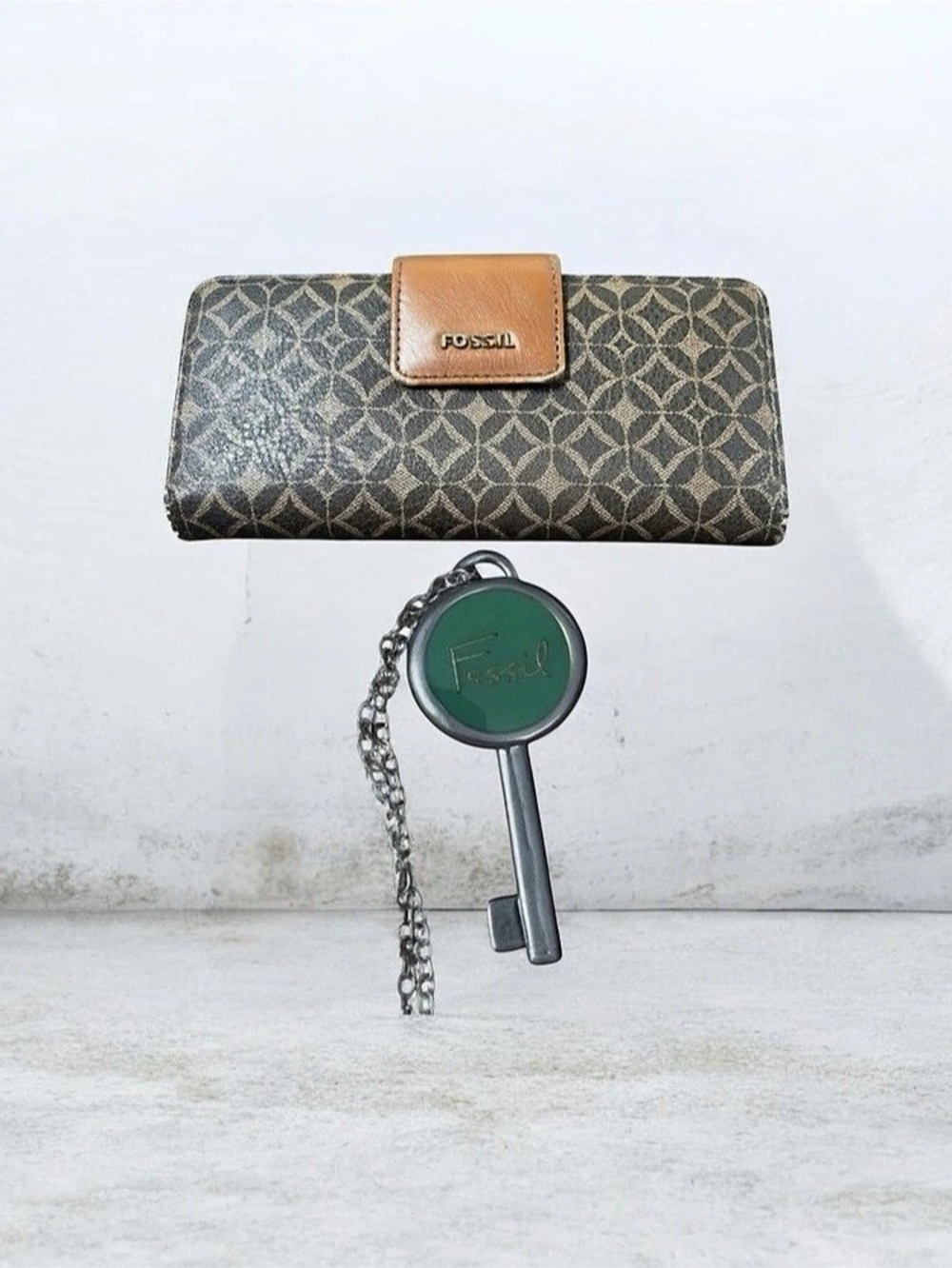 Fossil Key-Per Tab Multifunction Wallet Brown & Black, and key pendant